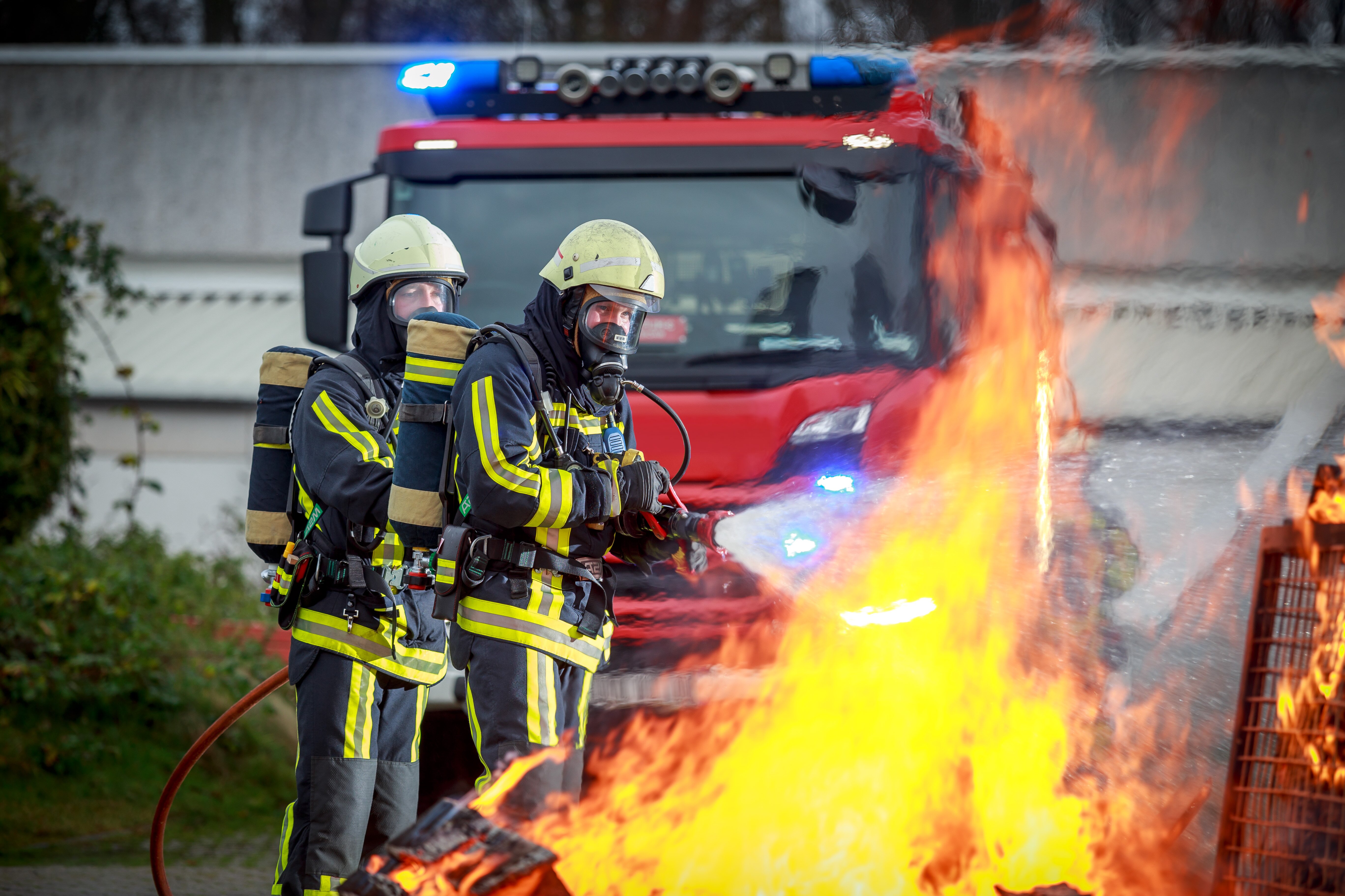 Feuerwehrkräfte der Feuerwehr Bochum löschen einen Brand