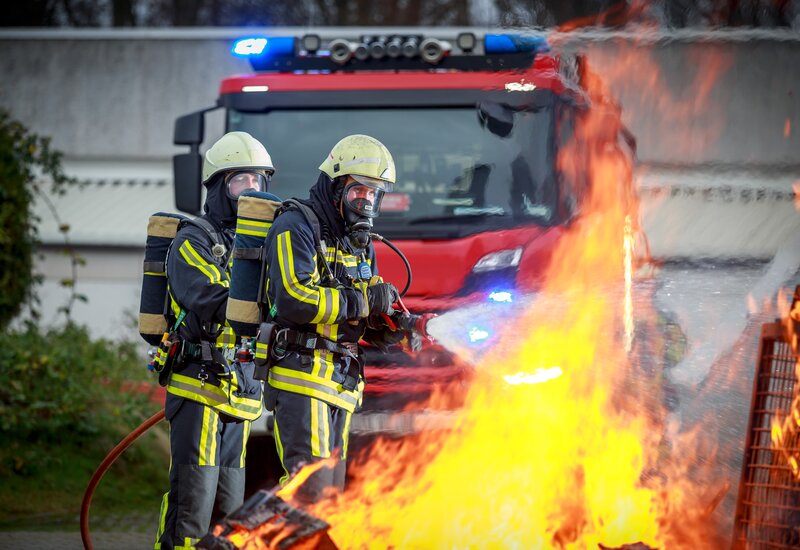 Feuerwehrkräfte der Feuerwehr Bochum löschen einen Brand
